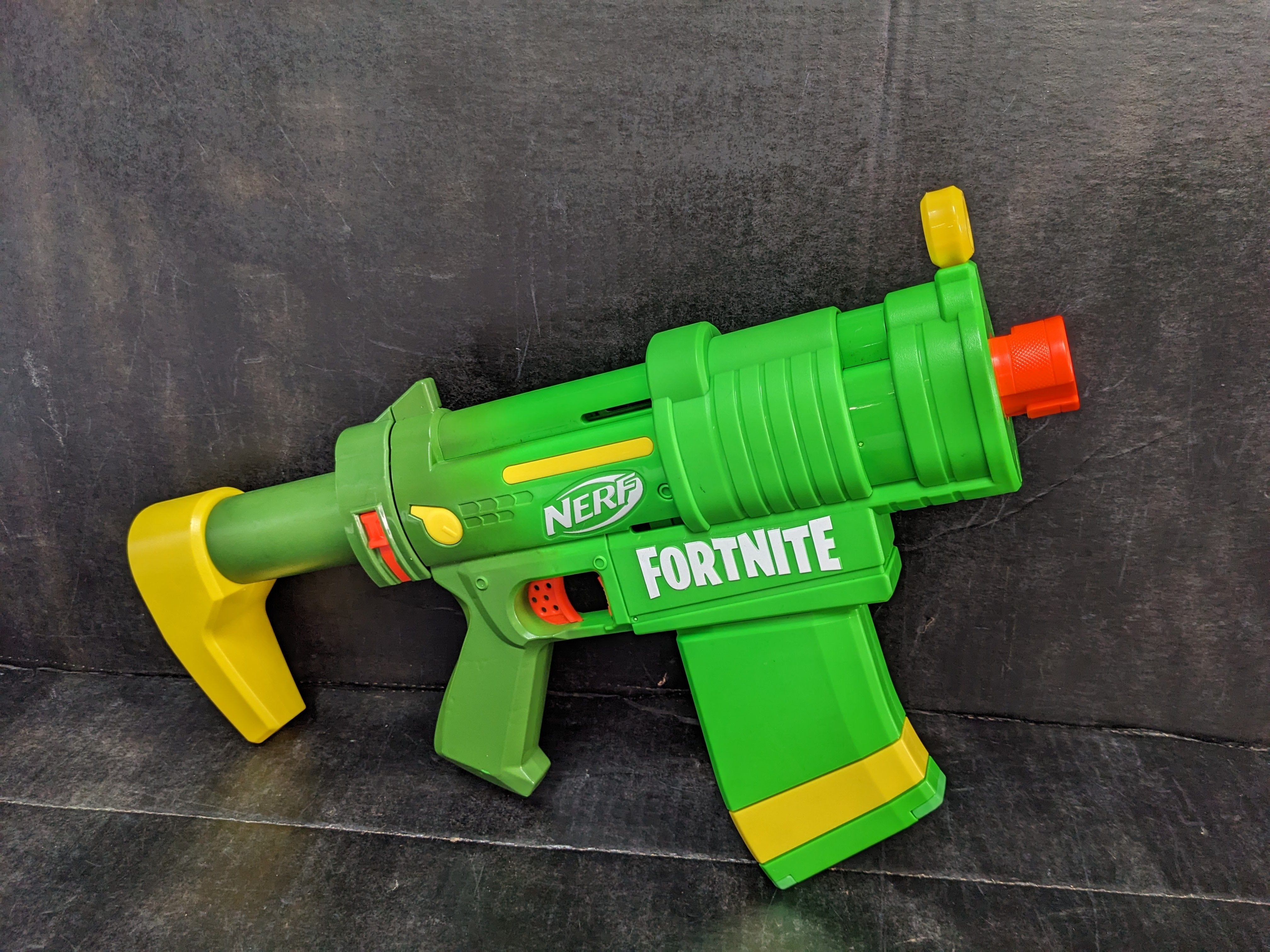 Nerf Fortnite SMG Zesty - Lanceur Blaster Avec Canon Amovible Et 10 Fléchettes Elite